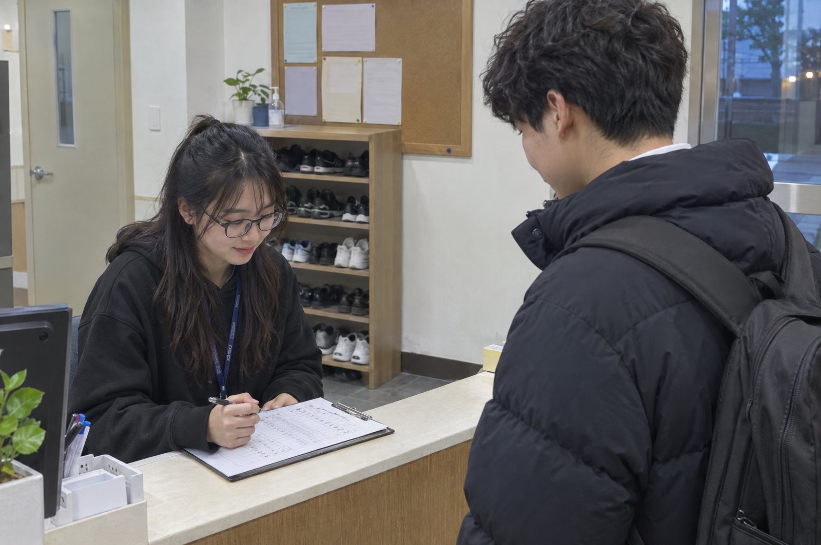 하원 전 교수자가 학습 체크리스트를 확인하는 모습